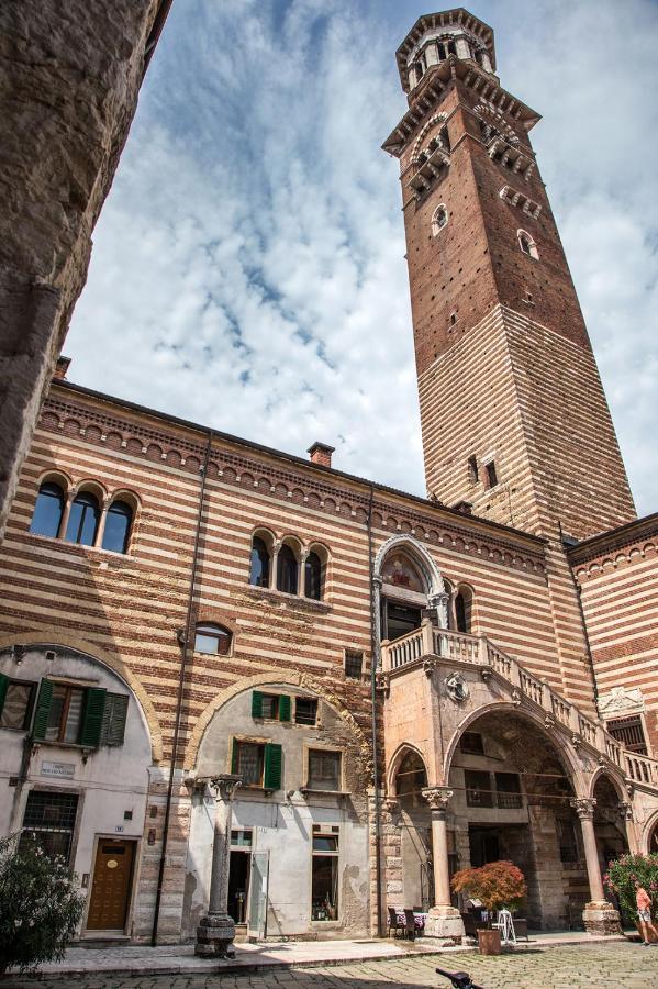 Aurelia Luxury - Piazza Delle Erbe Hotel Verona Bagian luar foto