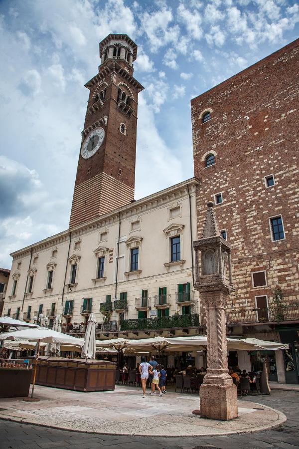 Aurelia Luxury - Piazza Delle Erbe Hotel Verona Bagian luar foto