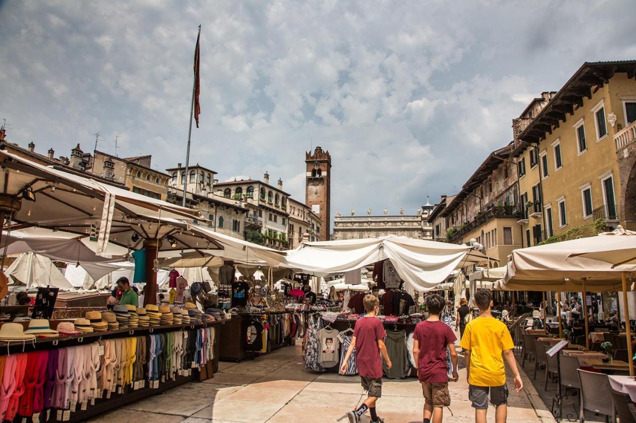 Aurelia Luxury - Piazza Delle Erbe Hotel Verona Bagian luar foto